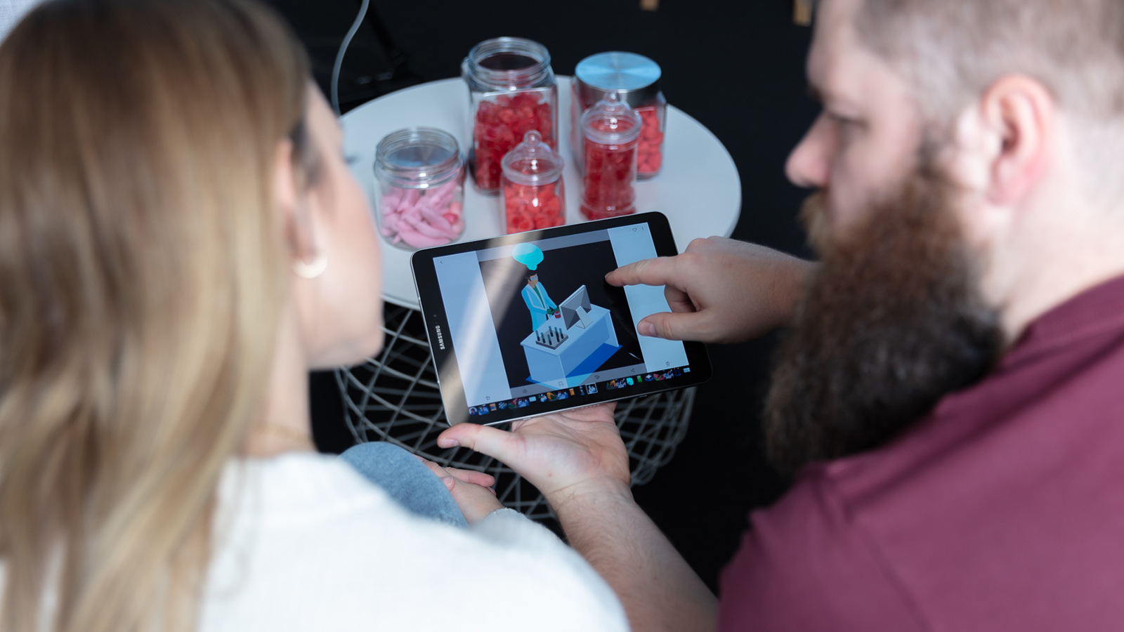 imc mitarbeiter mit tablet zum digitaltag