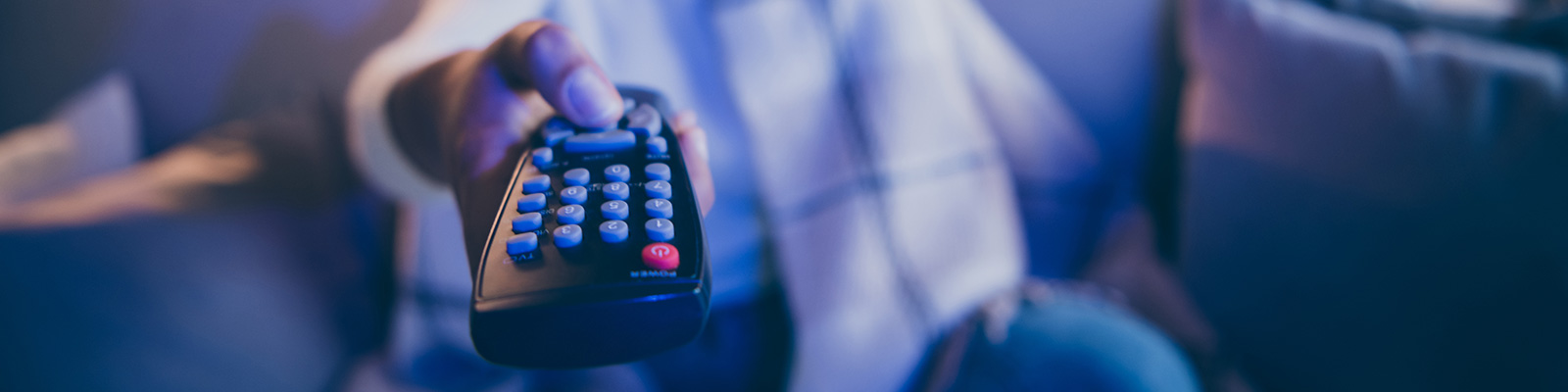 Junge Lernerin testet das selbstgesteuerte Lernen mit der Fernbedienung