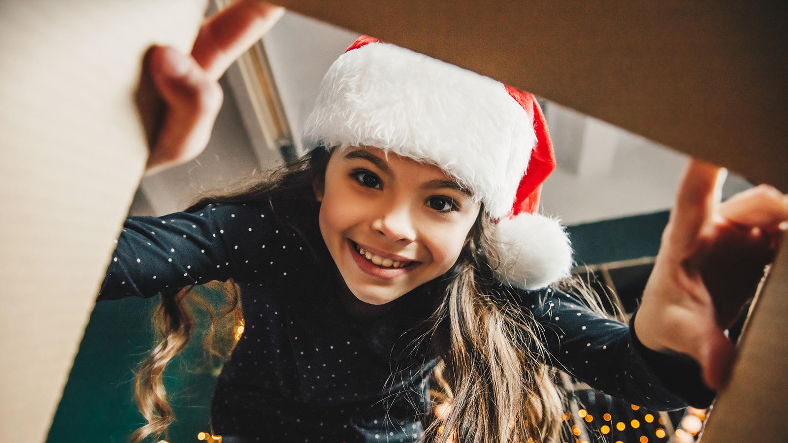 Kind bekommt Geschenk