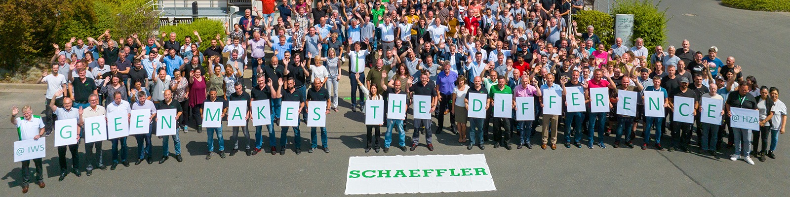 Gruppe von Schaeffler Mitarbeitern