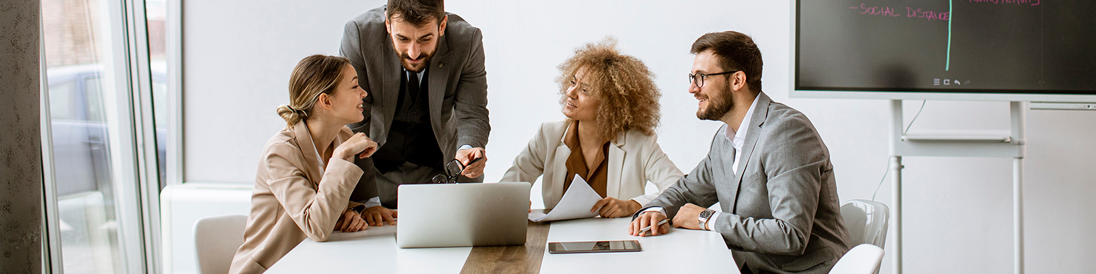 Menschen nutzen KI im E-Learning-Bereich