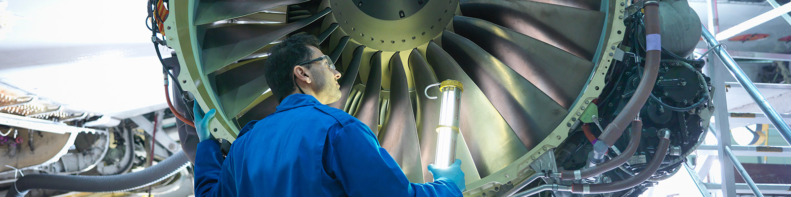 Person bei der Wartung eines Flugzeugs