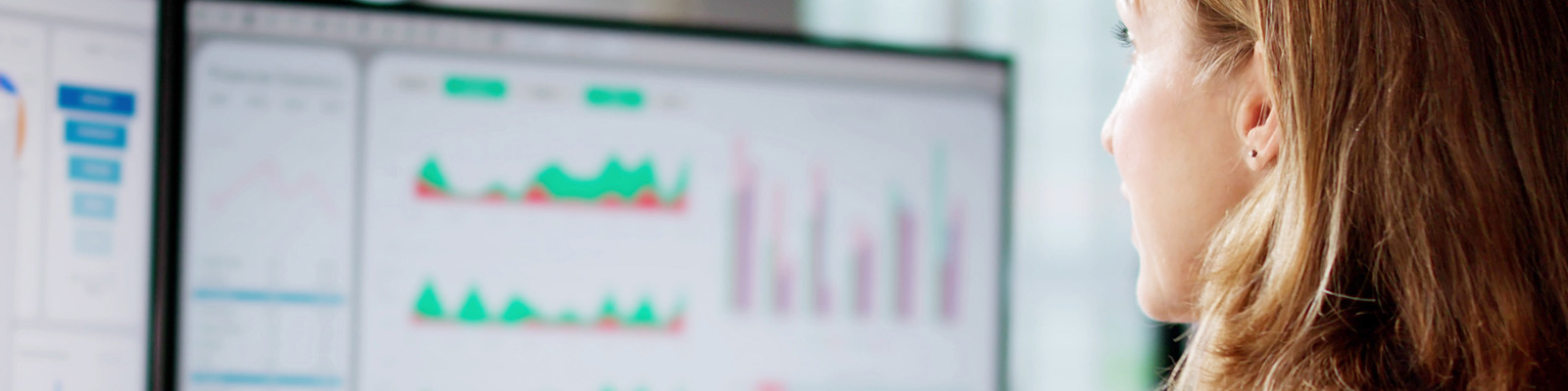 Person schaut sich Auswertungen an