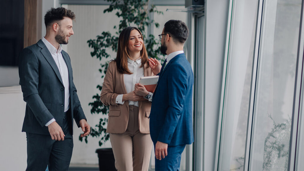 Drei Personen unterhalten sich bei einem Event