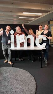 imc Mitarbeiter feiern den Bildungsaward