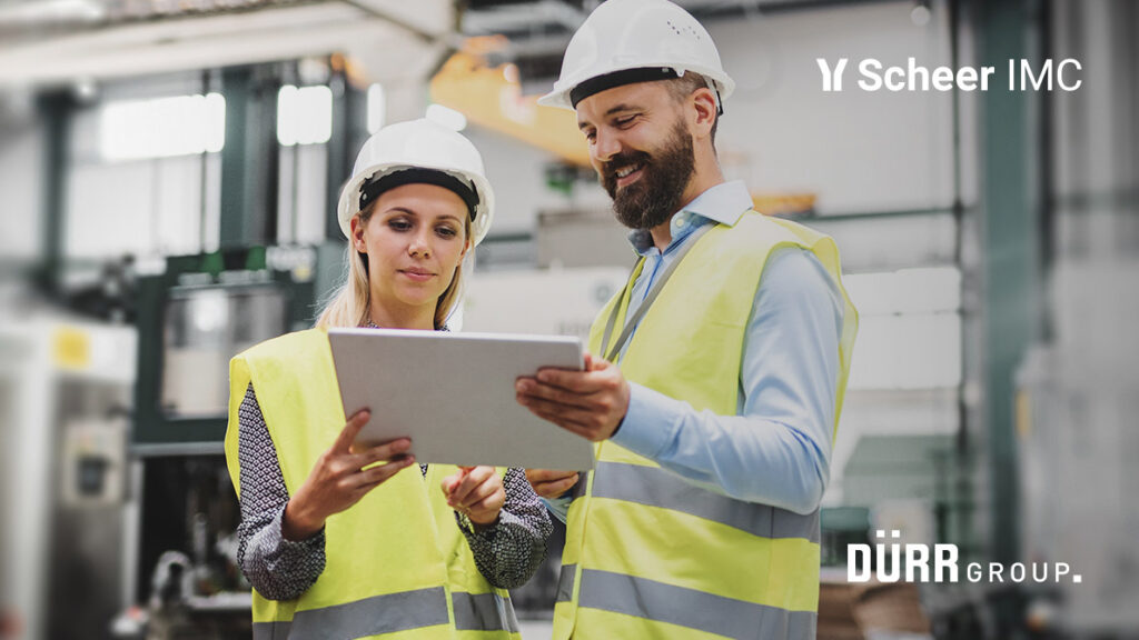 Zwei Maschinenbauarbeiter im Gespräch