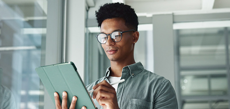 Man looking at table with AI’s potential in L&D