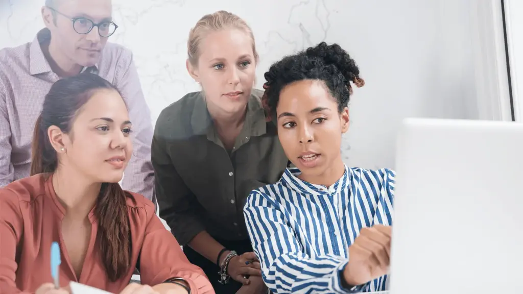 Dieses Bild veranschaulicht, wie Lernstrategien und L&D-Beratung Unternehmen helfen