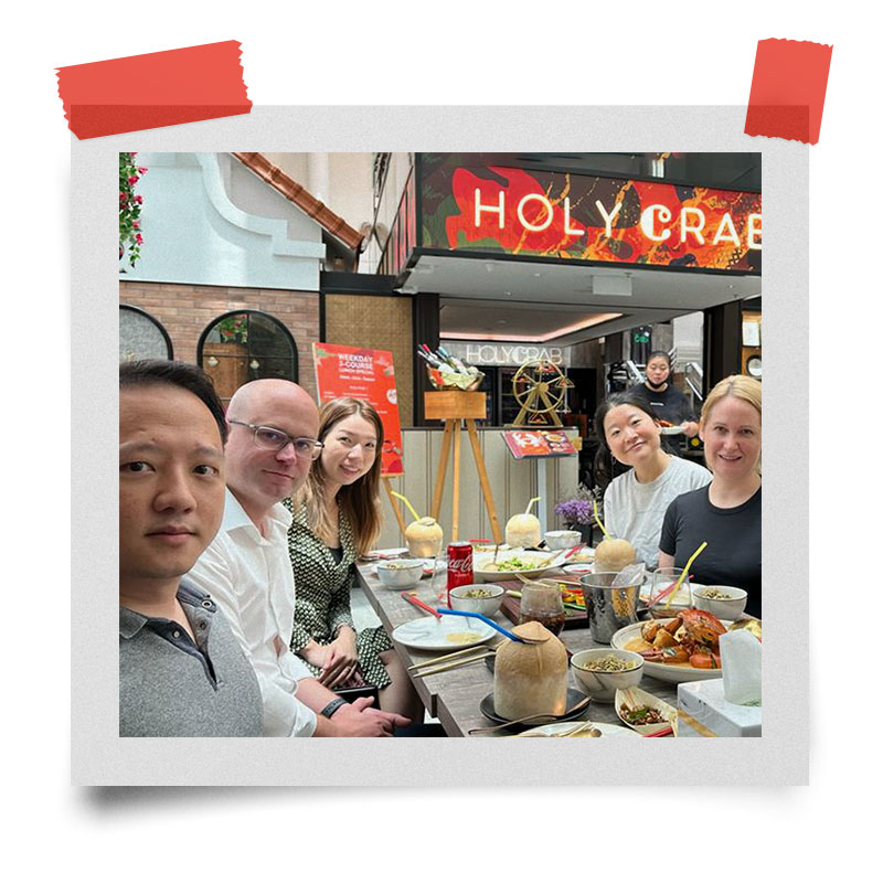 team singapour having diner