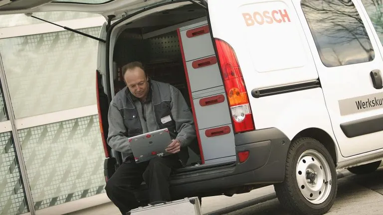 The image shows a BSH (Bosch) worker who uses Scheer IMC for his training